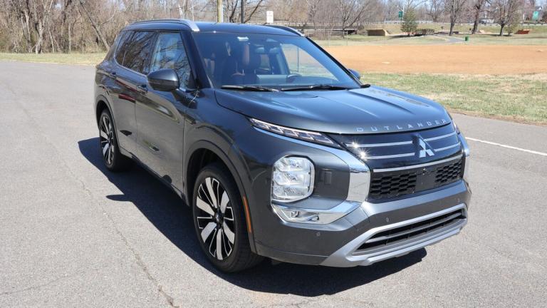 2025 Mitsubishi Outlander parked near a public park in Virginia.